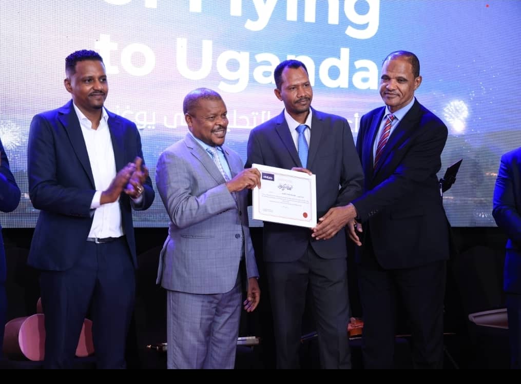 شركة تاركو للطيران تكرّم الإعلامي والصحفي د. بدرالدين خلف الله في حفلها السنوي بكمبالا